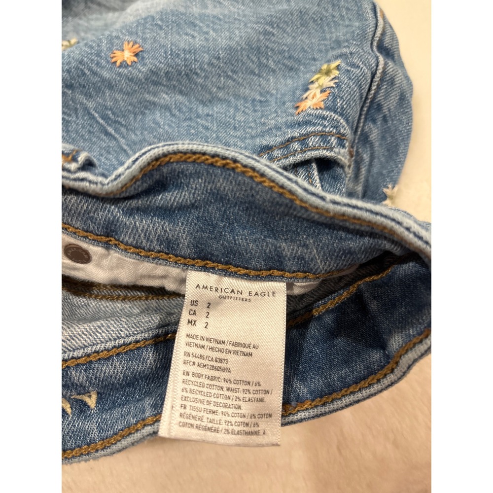 American Eagle Floral Embroidered Distressed Denim Shorts Blue Size 2 High Rise - Picture 4 of 5